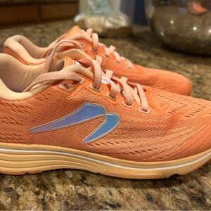 Nearly new Women's Newton Momentum